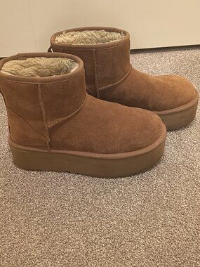 WOMENS UGG BROWN CLASSIC MINI PLATFORM BOOTS SIZE 8 (fits like 9) Worn only 3 X